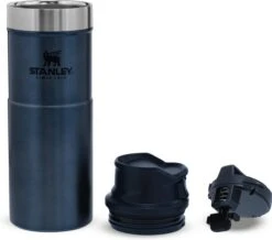 Stanley Trigger-Action Travel Mug 0.47L - Thermosfles - Nightfall -Koffiedrank Winkel 1200x1061