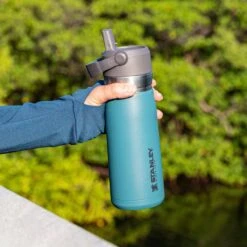 Stanley The IceFlow™ Flip Straw Water Bottle 0,65L - Thermosfles - Lagoon 13 Stanley The IceFlow™ Flip Straw Water Bottle 0,65L - Thermosfles - Lagoon -Koffiedrank Winkel 1200x1200 122