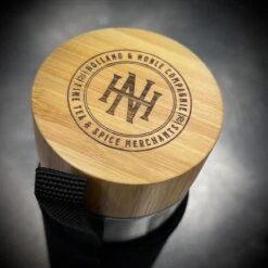 Holland & Noble - Thermo Theefles Met Zeef - 400 Ml Borosilicate Glas Dubbelwandig - Thee-infuser Met Bamboe Schroefdop Aan Beide Zijdes En Roestvrijstalen Zeef - Inclusief Neopreen Hoes -Koffiedrank Winkel 1200x1200 148