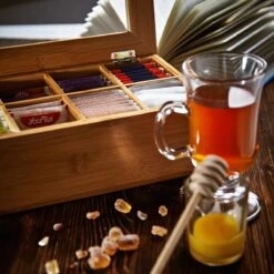 Lumaland Cuisine - Theedoos Van Bamboe - Theebox Met 8 Vakken - Duurzam Decoratief Materiaal - Ca. 28 X 16 X 9 Cm -Koffiedrank Winkel 1200x1200 505