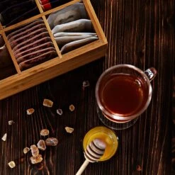 Lumaland Cuisine - Theedoos Van Bamboe - Theebox Met 8 Vakken - Duurzam Decoratief Materiaal - Ca. 28 X 16 X 9 Cm -Koffiedrank Winkel 1200x1200 506