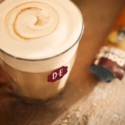 Douwe Egberts Verwenkoffie Latte Caramel Oploskoffie - 5 X 8 Zakjes -Koffiedrank Winkel 1200x1200 909