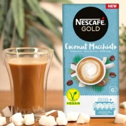 Nescafé Gold Coconut Macchiato Oploskoffie - 6 Doosjes à 6 Zakjes -Koffiedrank Winkel 1200x1200 910