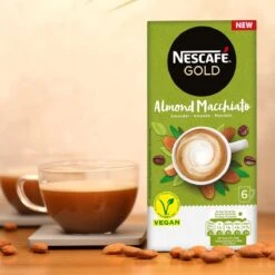 Nescafé Gold Almond Macchiato Oploskoffie - 6 Doosjes à 6 Zakjes -Koffiedrank Winkel 1200x1200 911