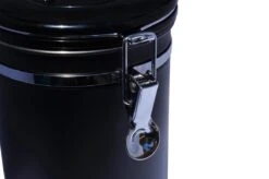 KoffieCanners Koffie Bewaarbus Luchtdicht Met CO2 Uitlaat Voor 600 Gram - Koffieblik Matzwart -Koffiedrank Winkel 1200x796 6