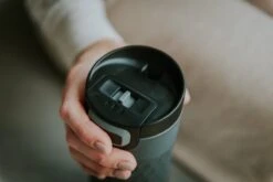 Kambukka Etna Grip Thermosbeker 500 Ml - Makkelijk Reinigen - Lekvrije Koffiebeker - Zwart -Koffiedrank Winkel 1200x800 6