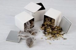 Theedoos Van ZENZYTEA® - Bamboe - Theedoos 9 Vaks - Inclusief 3 Theeblikken Voor Losse Thee - Geschikt Voor Grote & Kleine Theezakjes - Vierkant - Grote Vakken - Luxe Verpakking - Cadeau -Koffiedrank Winkel 1200x800 91