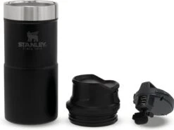 Stanley Trigger-Action Travel Mug 0.47L - Thermosfles - Matt Black 26 Stanley Trigger-Action Travel Mug 0.47L - Thermosfles - Matt Black -Koffiedrank Winkel 1200x897 1