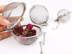 Kruidenei - Kruidenbuil - Kruidenfilter - Kruidenbol - Kruidenzeef - Filter Voor Kruiden - Thee Ei - Theezeef - 5,5CM Doorsnee -Koffiedrank Winkel 1200x903 2