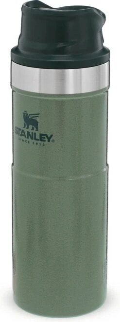 Stanley Trigger-Action Travel Mug 0.47L - Thermosfles - Hammertone Green -Koffiedrank Winkel 448x1200 1
