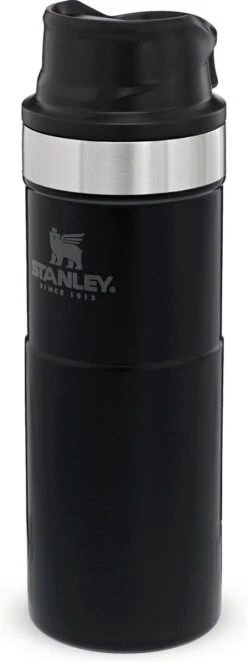 Stanley Trigger-Action Travel Mug 0.47L - Thermosfles - Matt Black 33 Stanley Trigger-Action Travel Mug 0.47L - Thermosfles - Matt Black -Koffiedrank Winkel 448x1200