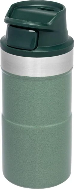 Stanley The Trigger-Action Travel Mug 0,25L - Thermosfles - Hammertone Green -Koffiedrank Winkel 471x1200 4