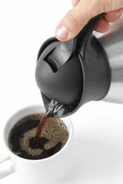 Hendi Thermoskan 1,5 Liter - Isoleerkan Met Drukknop - Zwart - Ø14,5x(H)23cm -Koffiedrank Winkel 799x1200 2