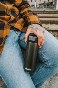 Kambukka Olympus Thermosbeker 500 Ml - Makkelijk Reinigen - Lekvrije Koffiebeker - RVS - Darkness 21 Kambukka Olympus Thermosbeker 500 Ml - Makkelijk Reinigen - Lekvrije Koffiebeker - RVS - Darkness -Koffiedrank Winkel 800x1200 25