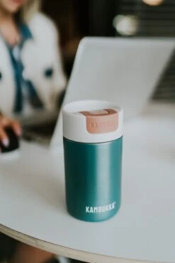 Kambukka Olympus Thermosbeker 300 Ml - Makkelijk Reinigen - Lekvrije Koffiebeker - RVS - Enchanted Forest 18 Kambukka Olympus Thermosbeker 300 Ml - Makkelijk Reinigen - Lekvrije Koffiebeker - RVS - Enchanted Forest -Koffiedrank Winkel 800x1200 26