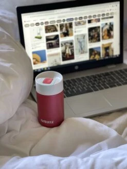 Kambukka Olympus Thermosbeker 300 Ml - Makkelijk Reinigen - Lekvrije Koffiebeker - RVS - Cherry Cake 17 Kambukka Olympus Thermosbeker 300 Ml - Makkelijk Reinigen - Lekvrije Koffiebeker - RVS - Cherry Cake -Koffiedrank Winkel 900x1200 3