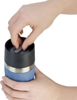 Tefal Compact Travel Mug Compact Thermosfles - 0,3 L - Blauw 14 Tefal Compact Travel Mug Compact Thermosfles - 0,3 L - Blauw -Koffiedrank Winkel 926x1200
