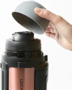 Lock&Lock Thermoskan - Isoleerkan - Thee En Koffie - Lekvrij - 1,5 Liter - RVS - Inklapbaar Handvat - Koper Roze -Koffiedrank Winkel 967x1200